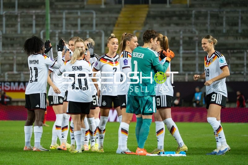 Spielerinnen begrüßen sich