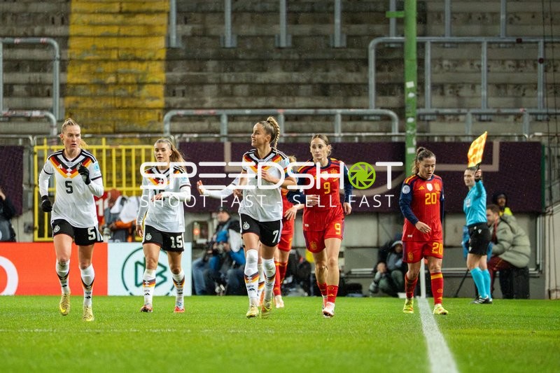 Spieler laufen auf dem Feld