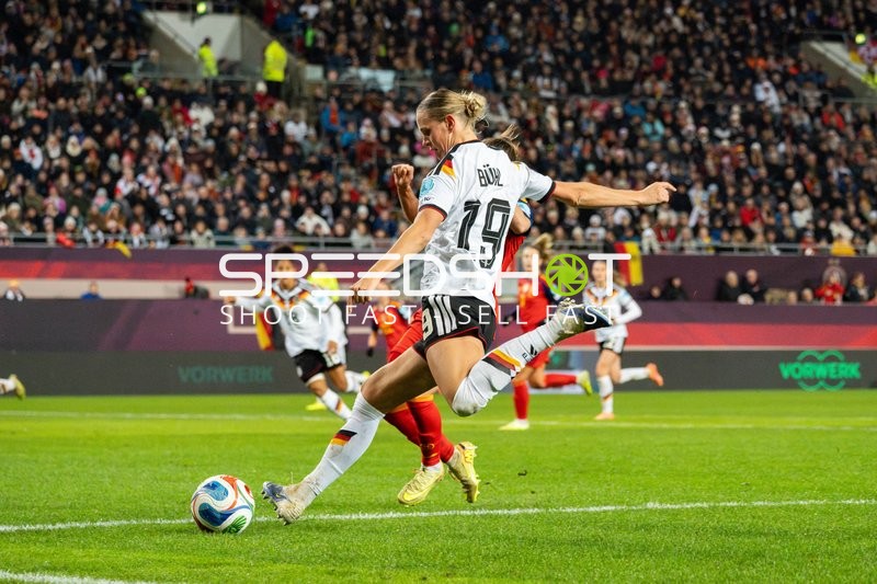 Schuss von Klara Bühl (19; Deutschland)