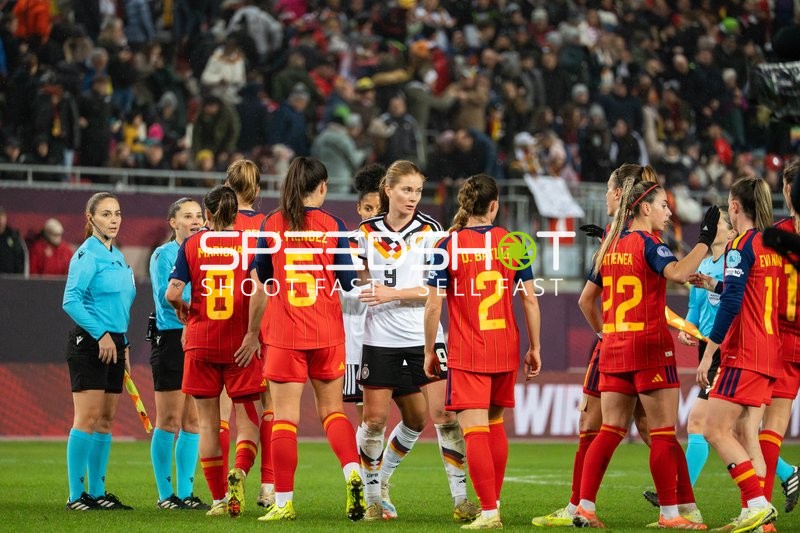 Spielerinnen begrüßen sich