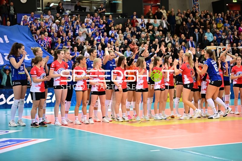 Spielszene mit Lucia Varela Gomez (12; Allianz MTV Stuttgart) und Teamkollegen