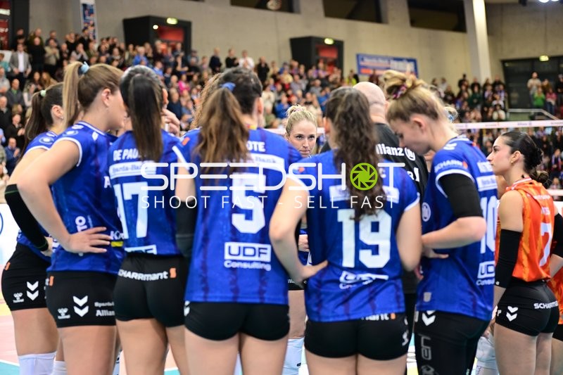 Spielszene mit Eleanor Holthaus (8; Allianz MTV Stuttgart) und Fabiana Mottis (7; Allianz MTV Stuttgart)