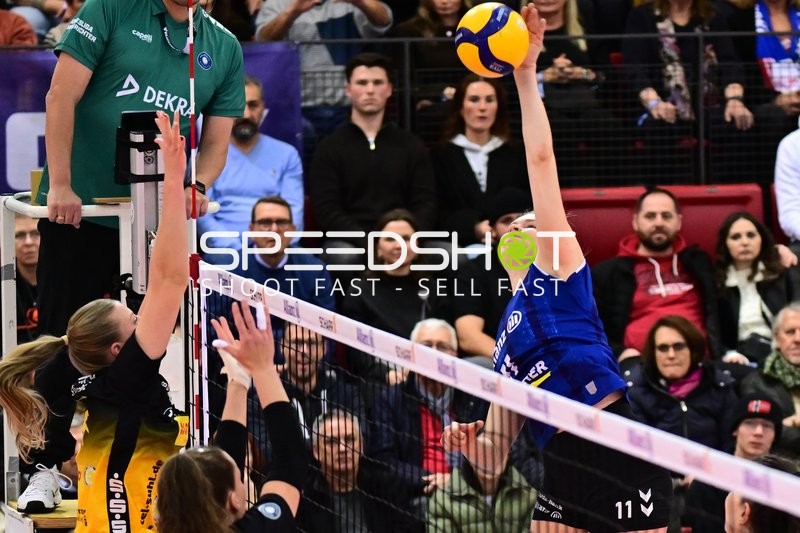 Spielszene am Netz mit Block und Angriff