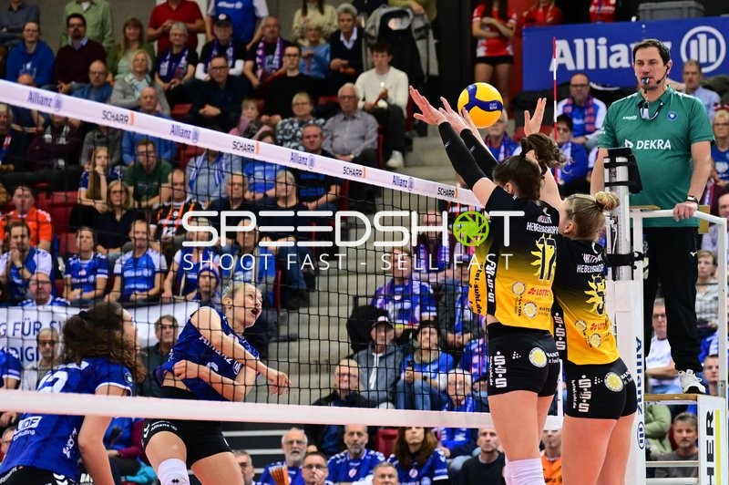 Spielszene mit Pia Kästner (10; Allianz MTV Stuttgart), Alina Nasin (17; VfB Suhl LOTTO Thüringen) und Lara Nagels (3; VfB Suhl LOTTO Thüringen)