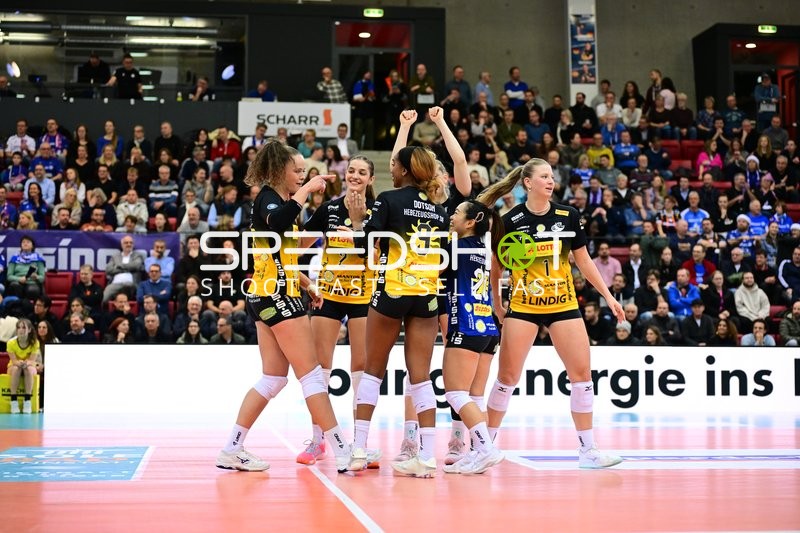 Irene Ramos Mencia (2; VfB Suhl LOTTO Thüringen) und Laura Berger (11; VfB Suhl LOTTO Thüringen) jubeln