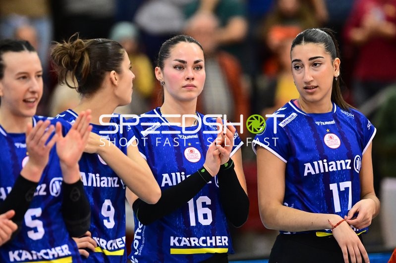 Spielszene mit Julia De Paula Viana (17; Allianz MTV Stuttgart), Mikala Mogensen (16; Allianz MTV Stuttgart) und Lydia Grote (5; Allianz MTV Stuttgart)