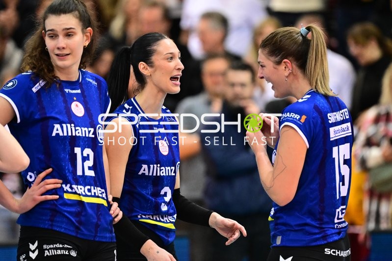 Spielszene mit Lucia Varela Gomez (12; Allianz MTV Stuttgart) und Jasmine Gross (3; Allianz MTV Stuttgart)