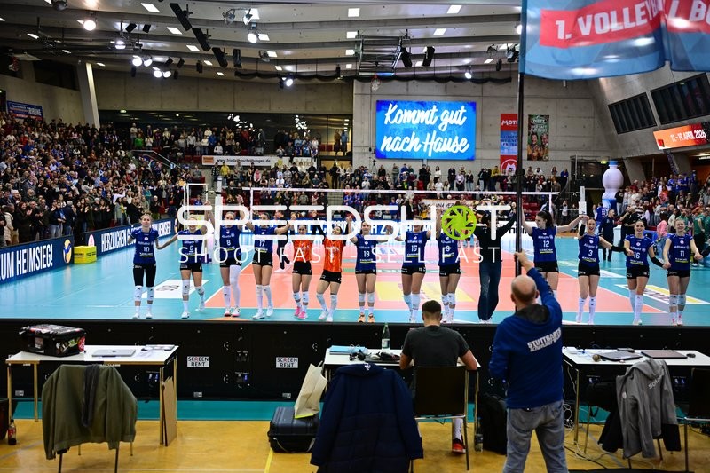 Spielszene mit Pia Kästner (10; Allianz MTV Stuttgart) und Team