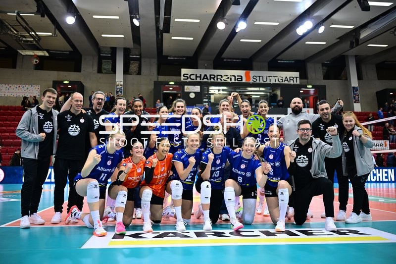 Spielszene mit Leilani Slacanin (2; Allianz MTV Stuttgart) und Team