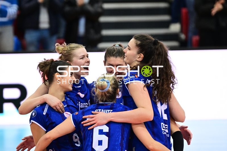 Jubel von Lucia Varela Gomez (12; Allianz MTV Stuttgart) und Teamkollegen