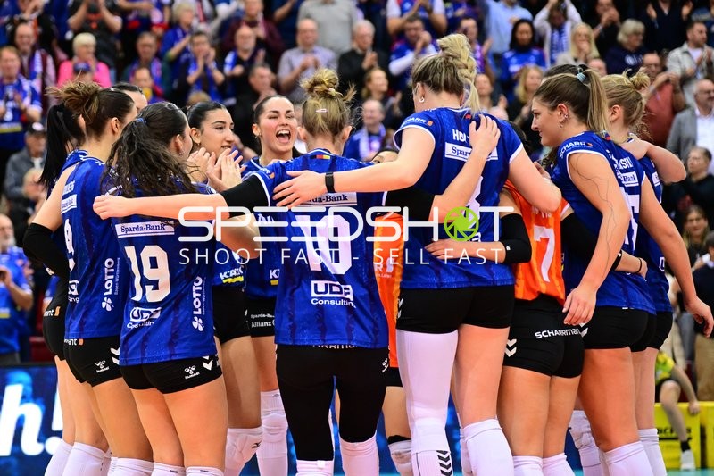 Jubel von Melani Shaffmaster (15; Allianz MTV Stuttgart), Mikala Mogensen (16; Allianz MTV Stuttgart) und Julia De Paula Viana (17; Allianz MTV Stuttgart)