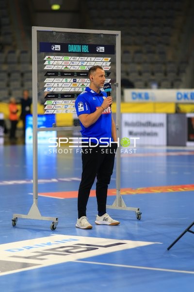 Trainer spricht ins Mikrofon