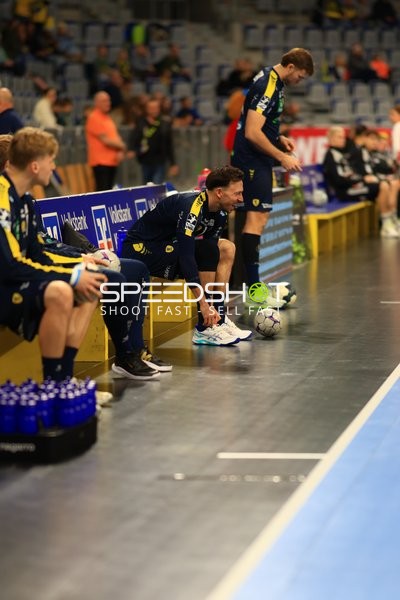 Spieler von Rhein Neckar Löwen am Spielfeldrand