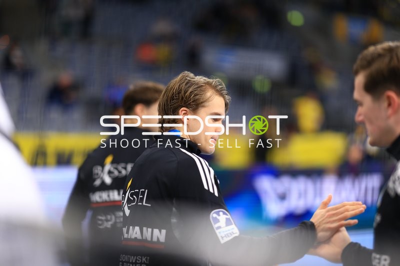 Handball-Szene mit Spielern beider Teams