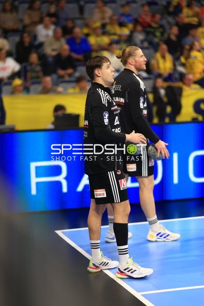 Handball-Szene mit zwei Spielern