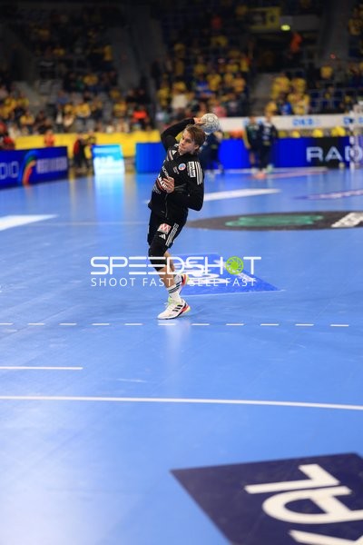 Torwart Klemen Ferlin (22; HC Erlangen) mit Ball