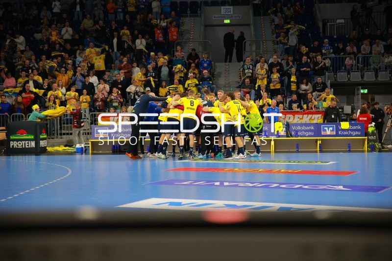 Teamkreis mit 8; Rhein Neckar Löwen und Gino Steenaerts (14; Rhein Neckar Löwen)