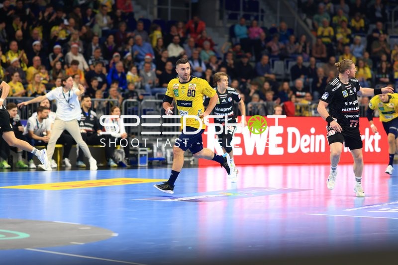 Handball-Szene mit Jannik Kohlbacher (80; Rhein Neckar Löwen) und Maciej Gebala (77; HC Erlangen)