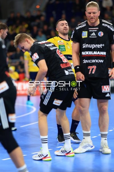 Handball-Szene mit Dani Baijens (77; Rhein Neckar Löwen) und Yannik Bialowas (7; HC Erlangen)