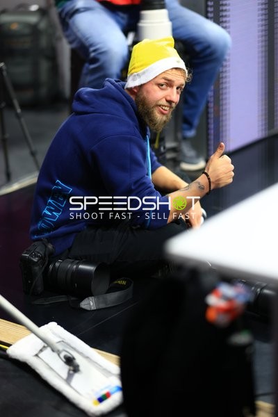 Mann mit Kamera am Spielfeldrand