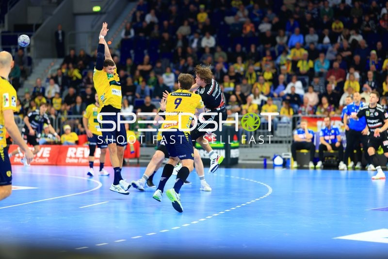 Handball-Szene mit Sebastian Heymann (13; Rhein Neckar Löwen) und einem Spieler von HC Erlangen
