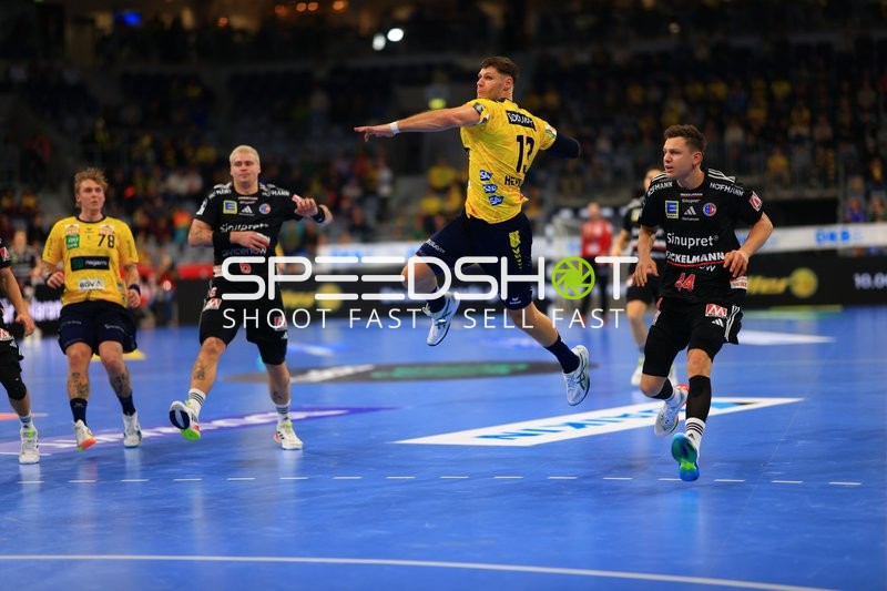 Handball-Szene mit Sebastian Heymann (13; Rhein Neckar Löwen) und Christoph Steinert (44; HC Erlangen)