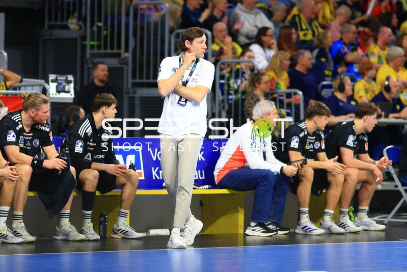 Johannes Sellin und Spieler Mariusz Dudek (0; HC Erlangen), Maciej Gebala (77; HC Erlangen), Florian Scheerer (10; HC Erlangen) und Yannik Bialowas (7; HC Erlangen) auf der Bank