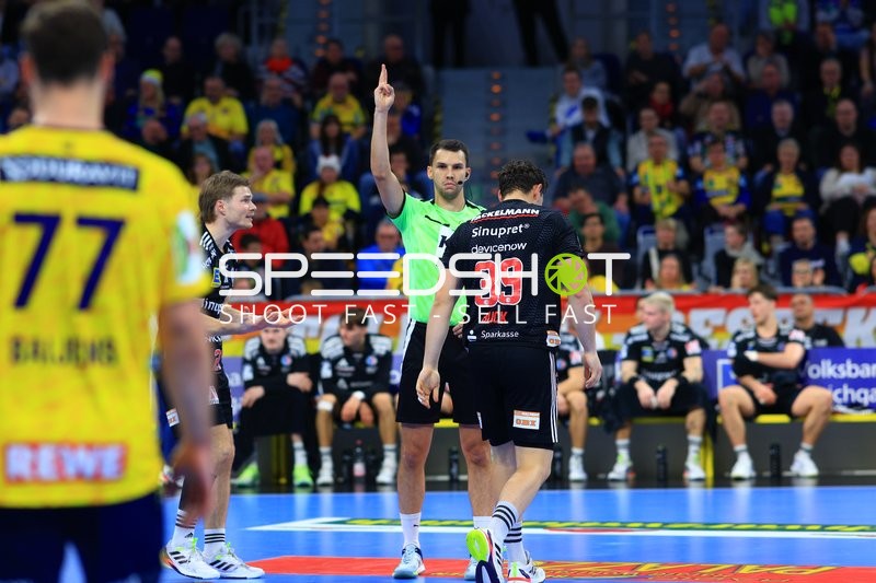 Schiedsrichter zeigt Karte