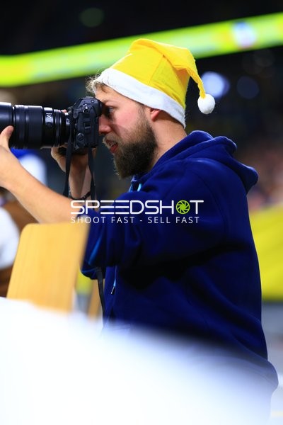 Fotograf mit Weihnachtsmütze