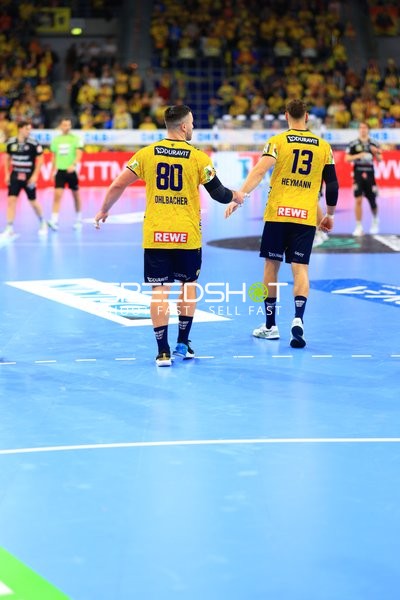 Handball-Szene mit Jannik Kohlbacher (80; Rhein Neckar Löwen) und Sebastian Heymann (13; Rhein Neckar Löwen)