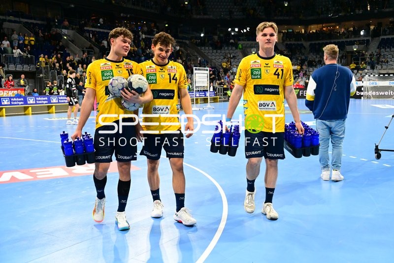 Handball-Szene mit David More (15; Rhein Neckar Löwen) und Gino Steenaerts (14; Rhein Neckar Löwen)