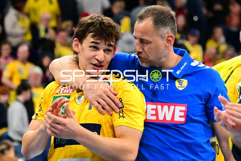 Trainer Maik Machulla (999; Rhein Neckar Löwen) im Gespräch mit Gino Steenaerts (14; Rhein Neckar Löwen)