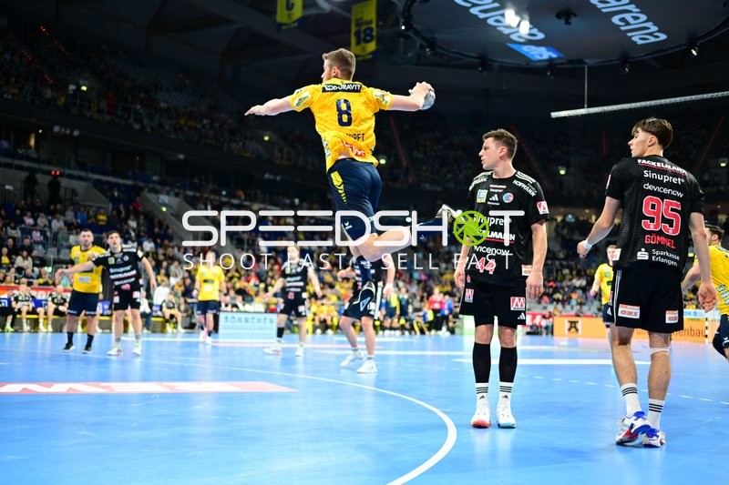 Handball-Szene mit Tim Gommel (95; HC Erlangen) und Christoph Steinert (44; HC Erlangen)