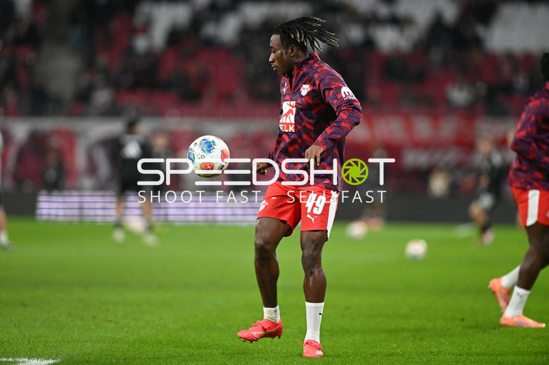 Spieler mit Ball am Fuß