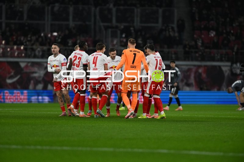 Spieler von RB Leipzig versammeln sich