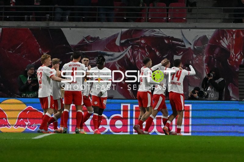 Spieler feiern gemeinsam