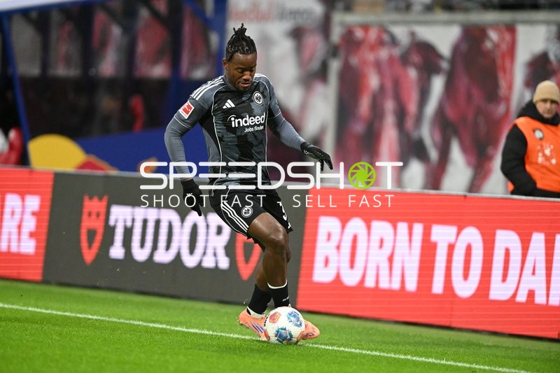 Spieler mit Ball am Fuß