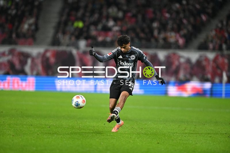 Schuss von Nathaniel Brown (21; Eintracht Frankfurt)