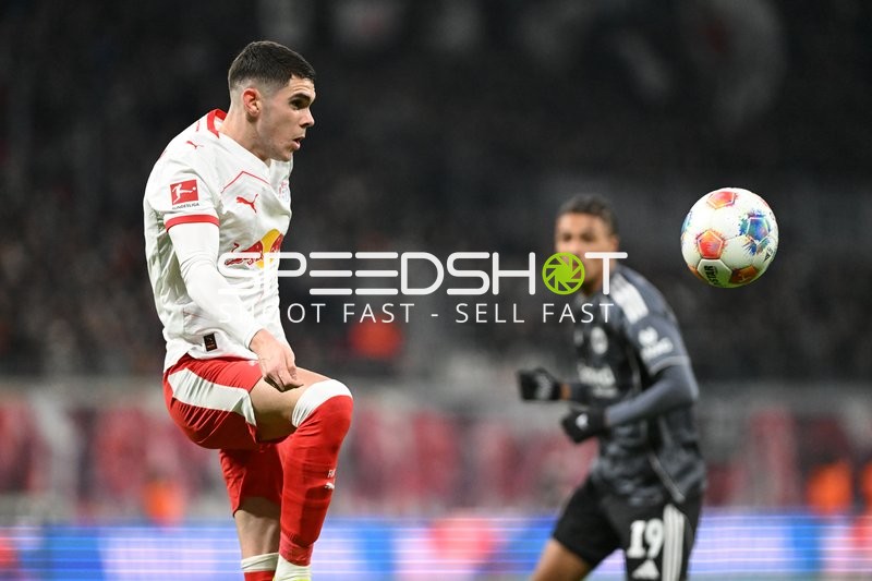 Ballkontaktvorbereitung von Kosta Nedeljkovic (19; RB Leipzig)