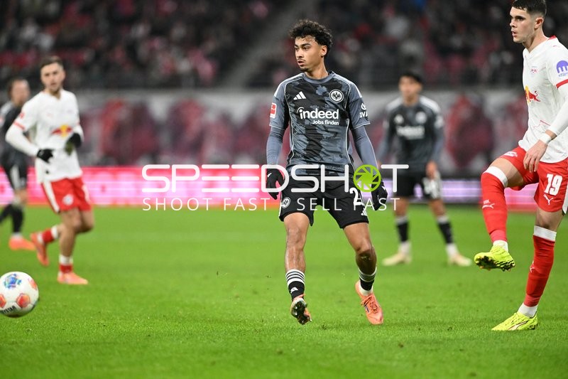 Spielszene mit Kosta Nedeljkovic (19; RB Leipzig) und Nathaniel Brown (21; Eintracht Frankfurt)