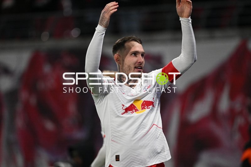 Spieler hebt die Arme