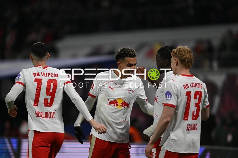 Spieler feiern gemeinsam