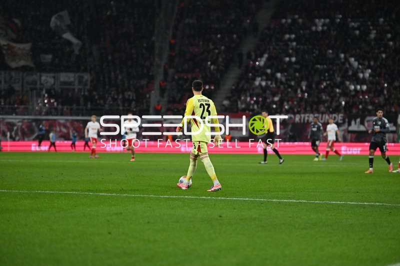 Torwart Michael Zetterer (23; Eintracht Frankfurt) mit Ball