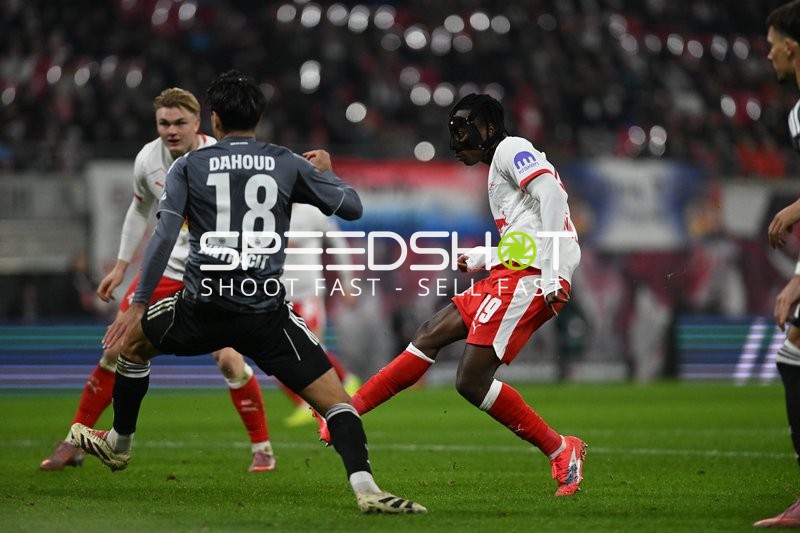 Ballaktion mit Conrad Harder (11; RB Leipzig)