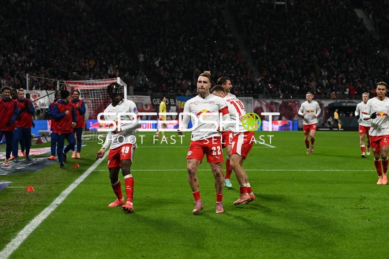 Torjubel von David Raum (22; RB Leipzig) und Team