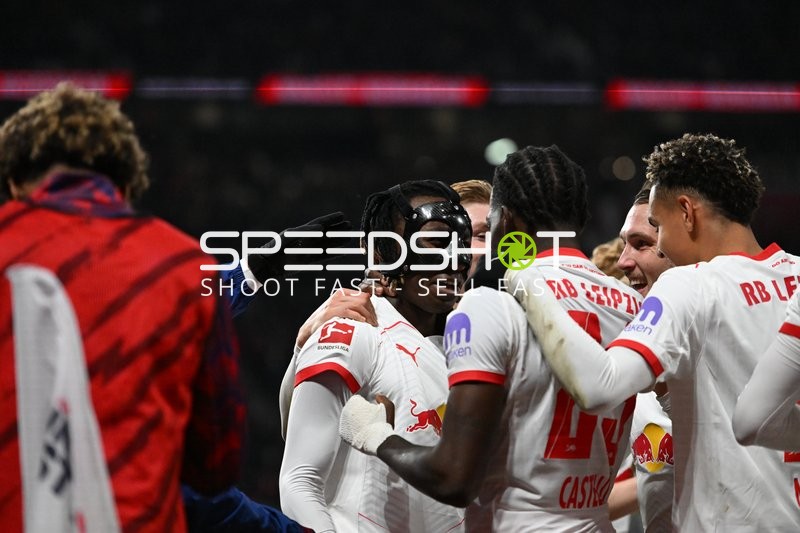 Spieler feiern gemeinsam