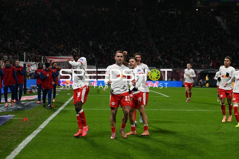 Spieler feiern Torjubel