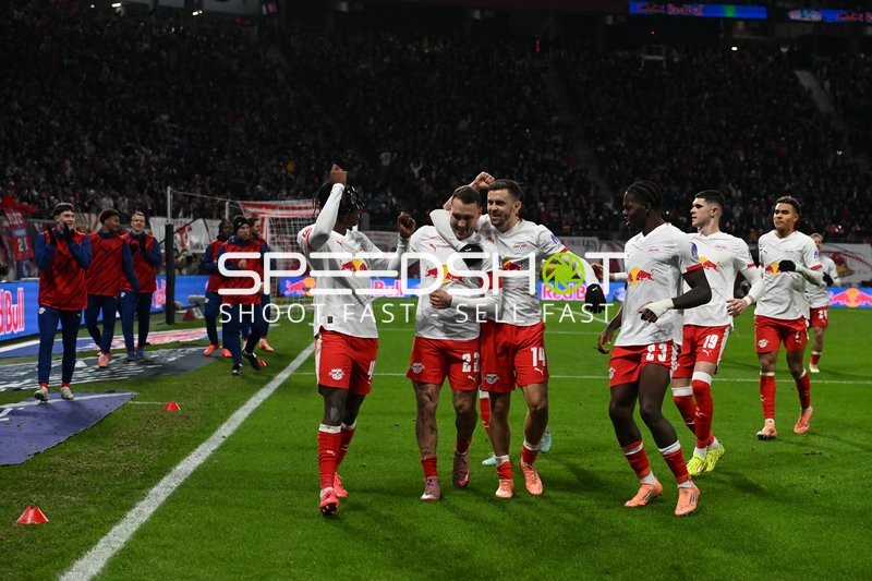 Spieler feiern gemeinsam