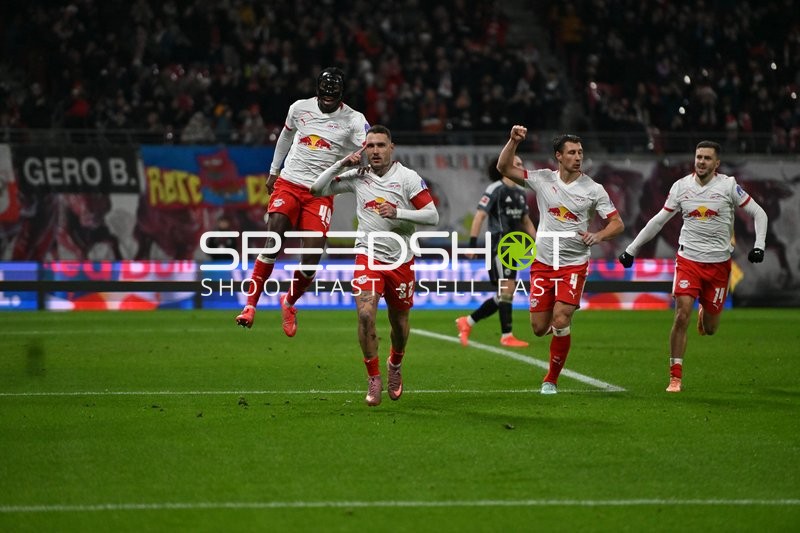 Jubel von Christoph Baumgartner (14; RB Leipzig) und Team