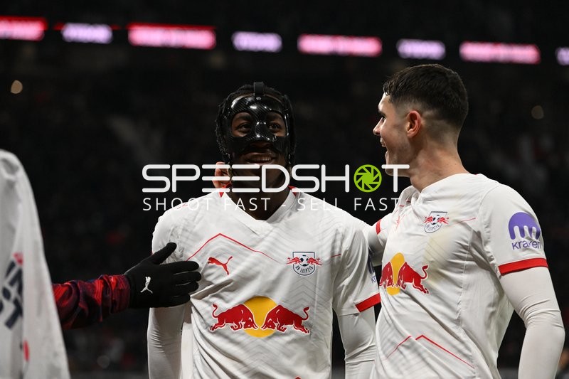 Spieler feiern gemeinsam